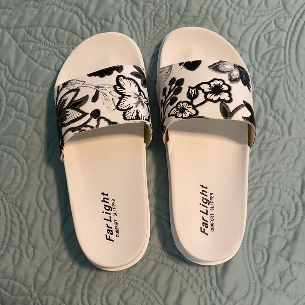 Black & White Floral Slides